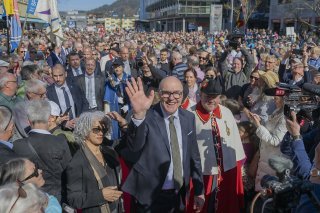 Le canton de Zoug a fêté jeudi son conseiller fédéral Martin Pfister. Il a été accueilli à Baar (ZG) par des centaines de personnes. KEYSTONE/URS FLUEELER